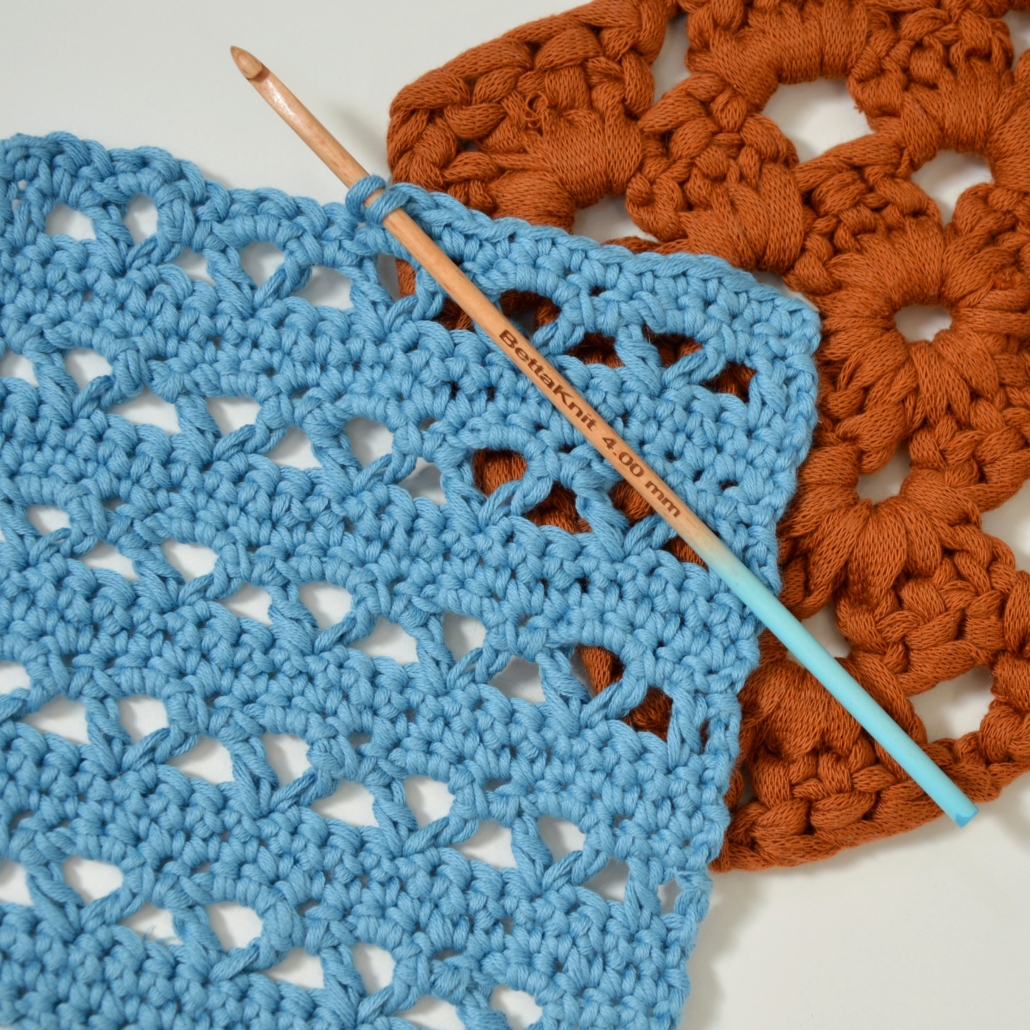 The Ruled Lattice Stitch is a crochet stitch that you can try to make at all crochet levels, but it's great to practise the basic crochet stitches. You can use the spaces between the stitches creating a zig-zag line to feed ribbons and cords through as drawstring channels to close your bags, backpacks or to tighten shorts and skirts on the waist.