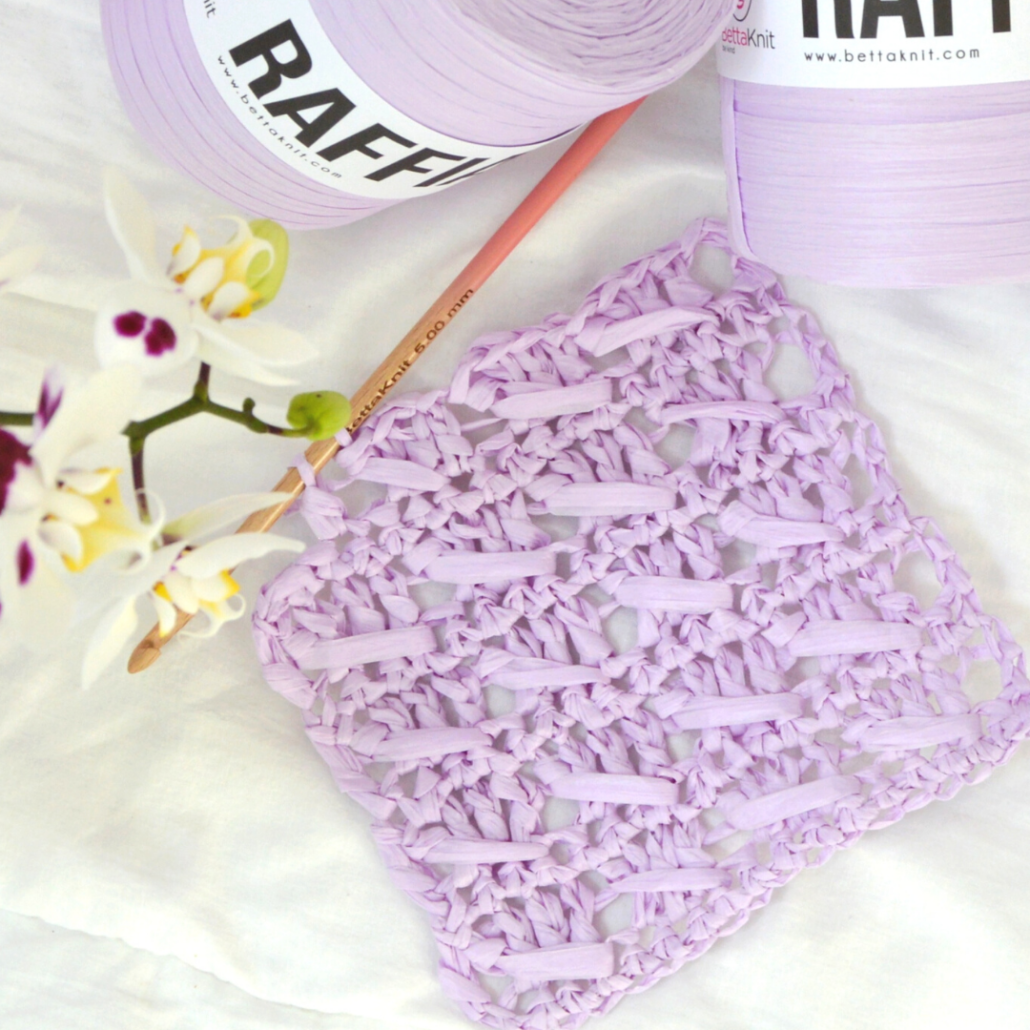 Il Punto Giuditta è un punto traforato lavorato all'uncinetto. Con il suo movimento a spirale, imita un po’ le classiche trecce lavorate ai ferri sui maglioni di lana, ma la sua trama traforata lo rende adatto anche a capi primaverili ed estivi in cotone. E' molto versatile e si può lavorare con molti tipi di filato.