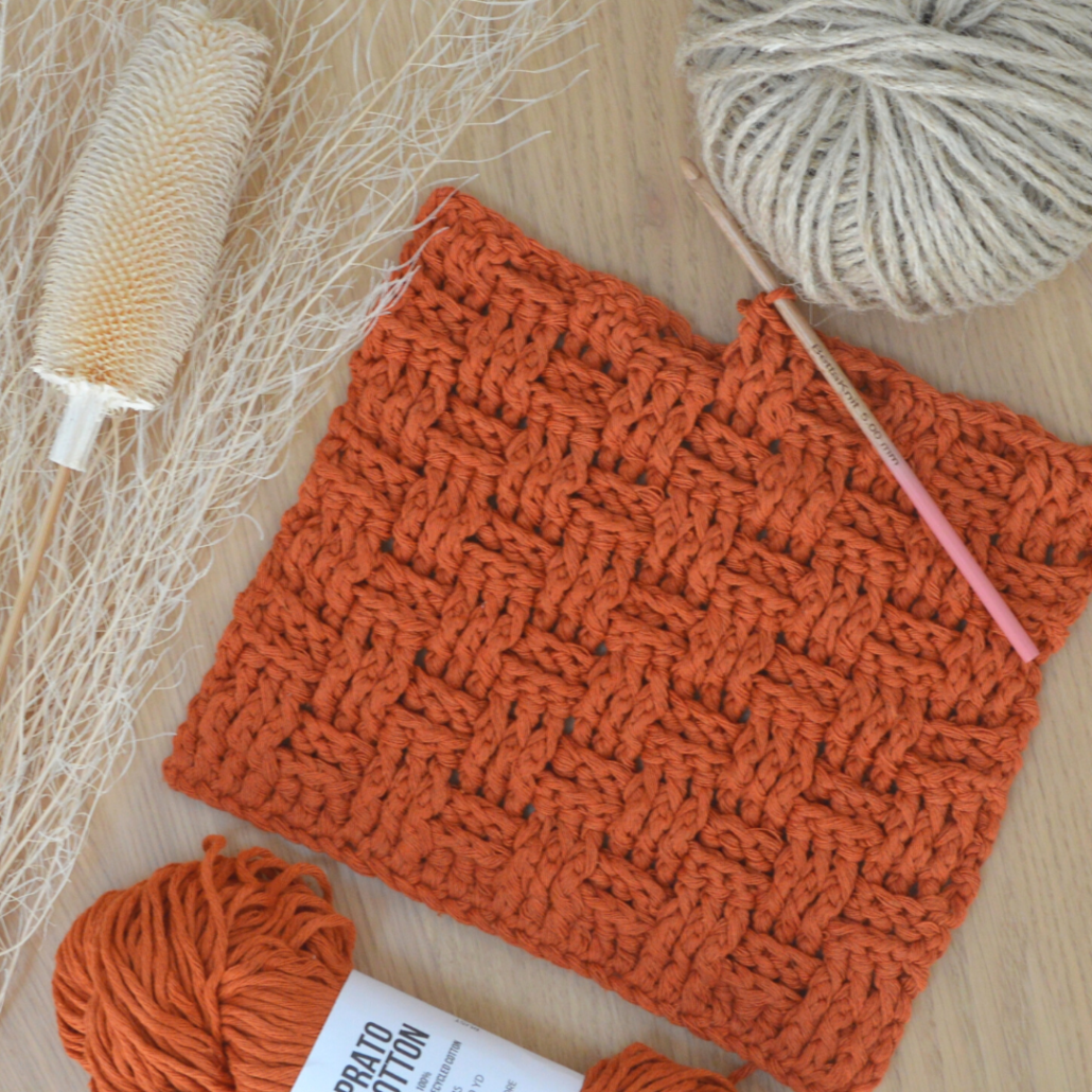 Il Punto Canestro lavorato all'uncinetto è un punto che ricrea l'effetto dei cesti intrecciati a mano. Questa variante è davvero ottima per borse e pochette più strutturate e resistenti, specialmente se lavorate con filati di spessore medio/alto. Le tecniche che ti serviranno per lavorare questo punto fantasia all’uncinetto sono la Maglia Alta e la Maglia Alta in Rilievo.