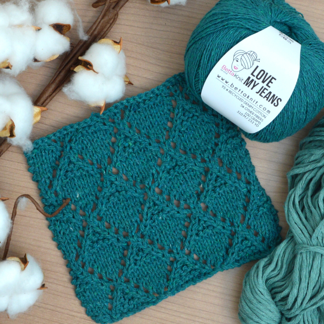 Punto Triangoli Traforato ai ferri, punto maglia geometrico traforato Il Punto Triangoli Traforato è un punto maglia geometrico: si gioca con l’alternanza tra maglia rasata e punto legaccio, che crea tanti triangoli in rilievo separati da file di piccoli forellini in diagonale. Questo punto a maglia è ottimo da lavorare con tutti i tipi di filato.