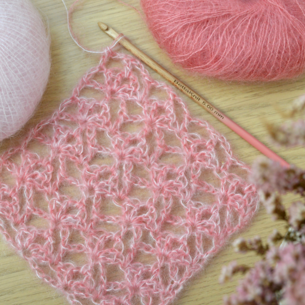 Il Punto Germogli Traforato lavorato all'uncinetto è un punto ad effetto pizzo perfetto per filati fini e leggeri come il Petit Mohair di Bettaknit. Le tecniche che servono per lavorare questo punto traforato all’uncinetto sono la Maglia Bassa e la Maglia Alta per creare dei piccoli ventagli.