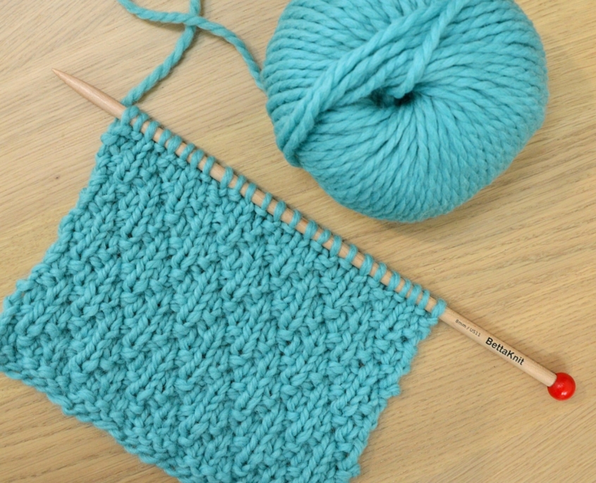 Punto Seersucker ai ferri, punto facile e geometrico Il Punto Seersucker lavorato a maglia è un punto ad effetto tridimensionale: sul tessuto a maglia si delineano dei rombi uno di fianco a l'altro su linee diagonali. Questo effetto è dato dalla sola alternanza tra maglie a diritto e maglie a rovescio, disposte sui ferri a creare un disegno geometrico.