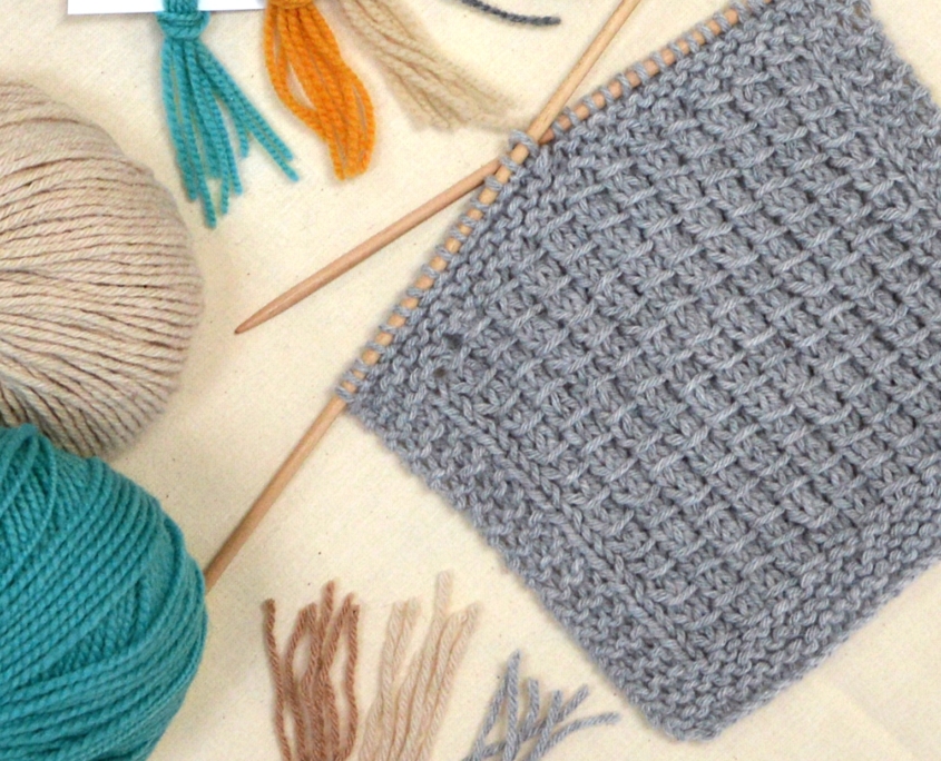 Il Punto Bambù è un punto lavorato ai ferri facile e adatto a chi da poco si è avvicinato al mondo del knitting. E' molto simile ad un punto a coste e crea un'effetto simile a canne di bambù con le tipiche linee orizzontali. Ottimo da utilizzare su colli e polsini di maglioni fatti a mano.