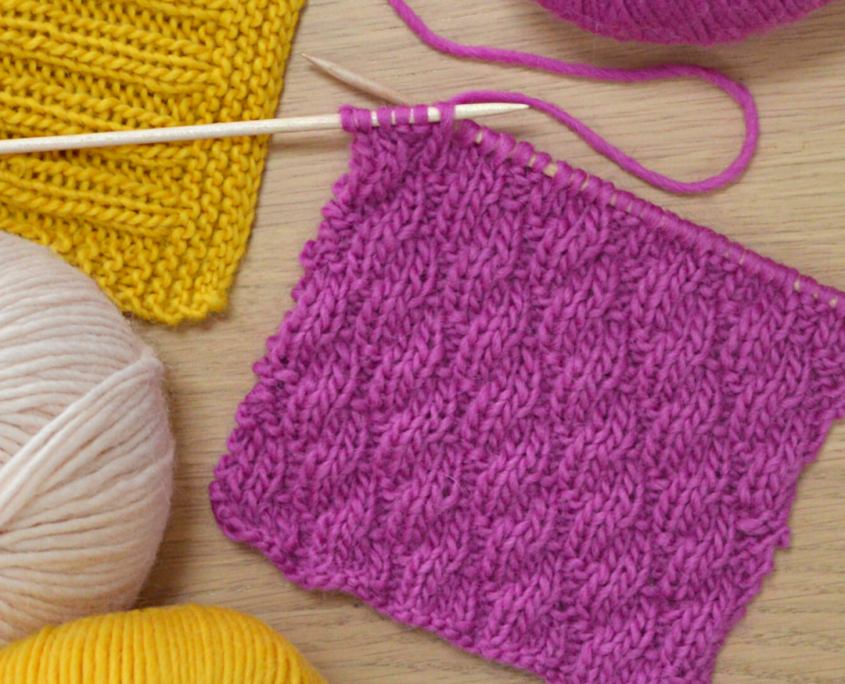 Il punto maglia finta treccia ai ferri viene utilizzato per creare trecce senza utilizzare il ferretto ausiliario. E' molto facile e si lavora bene con i ferri in faggio e la woolpaca di Bettaknit.