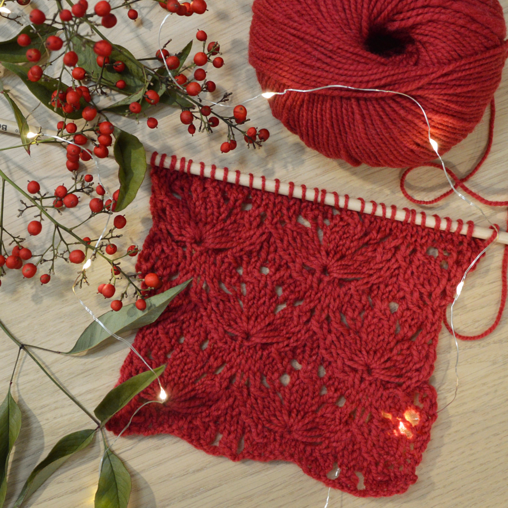 Il Punto Stella di Natale ai ferri è un punto che ricorda il fiore natalizio. Elegante e raffinato, è perfetto per essere lavorato con filati ritorti ma anche voluminosi come il mohair.