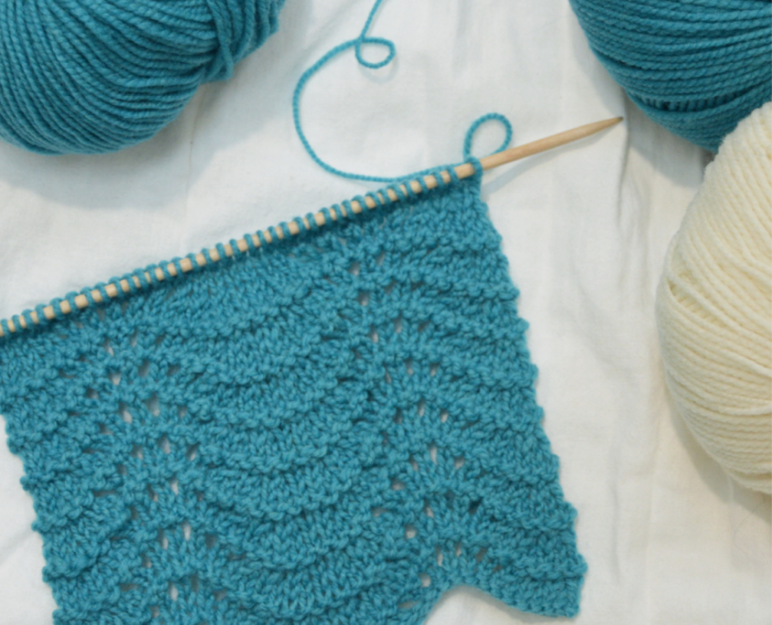 With the Feather and Fan Knitting Stitch you will get a pattern that reminds of the peacock's back feathers. For its high definition, it is a great stitch for twisted and thin yarns. To knit this stitch, knitting basics are required.