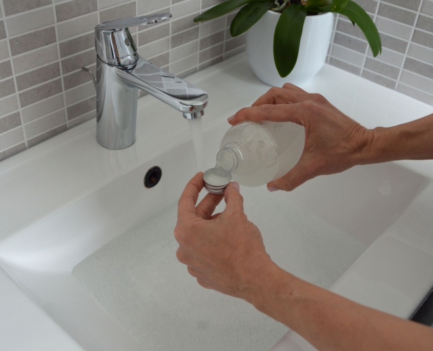 Maglione di lana fatto a mano pronto per essere lavato in una bacinella con acqua fredda