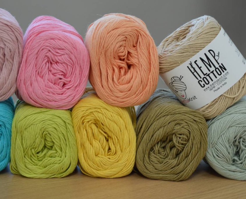 Gomitolo di filato Hemp Cotton in canapa e cotone biologico, ideale per maglia e uncinetto sostenibili.