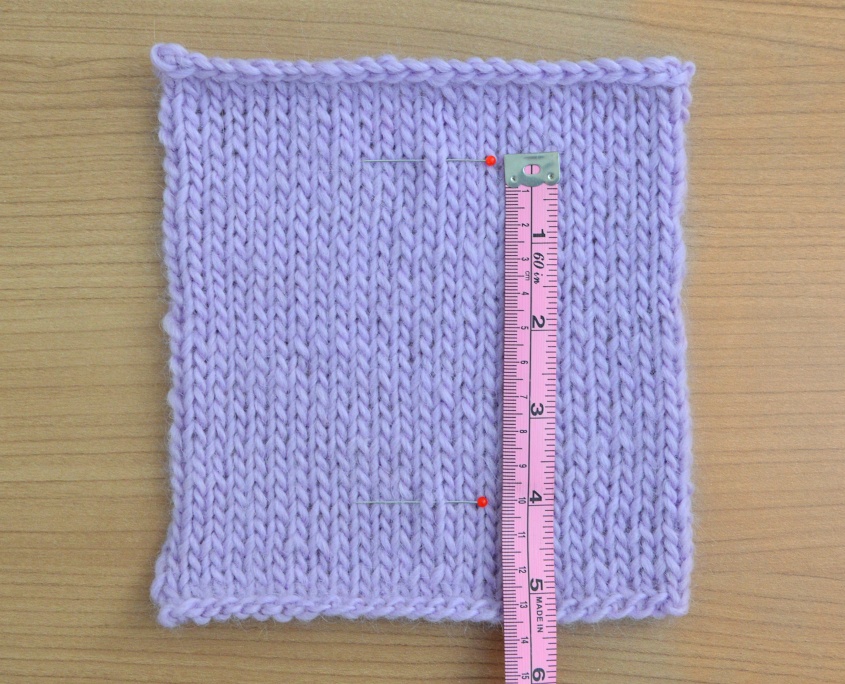 Campione a maglia o a uncinetto Campione a maglia rasata con righello per misurare la tensione