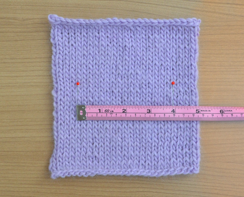 Campione a maglia o a uncinetto Campione a maglia rasata con righello per misurare la tensione