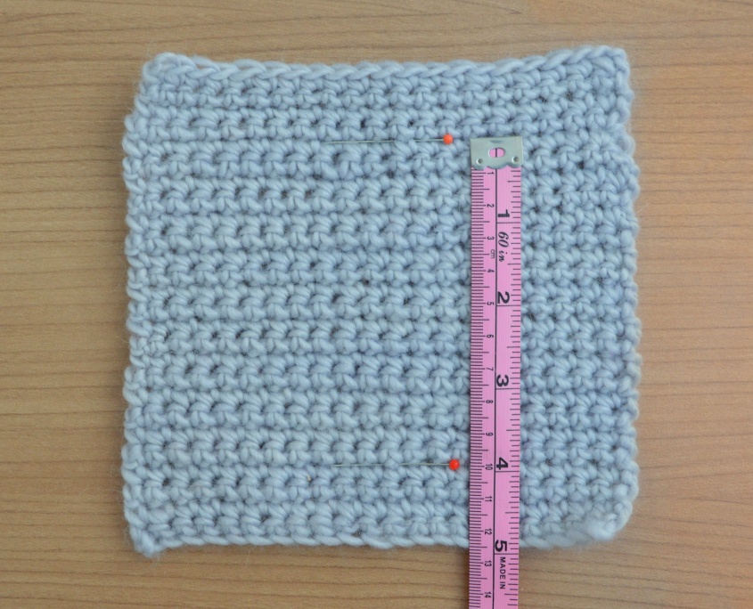 Campione a maglia o a uncinetto Campione a maglia bassa con righello per misurare la tensione