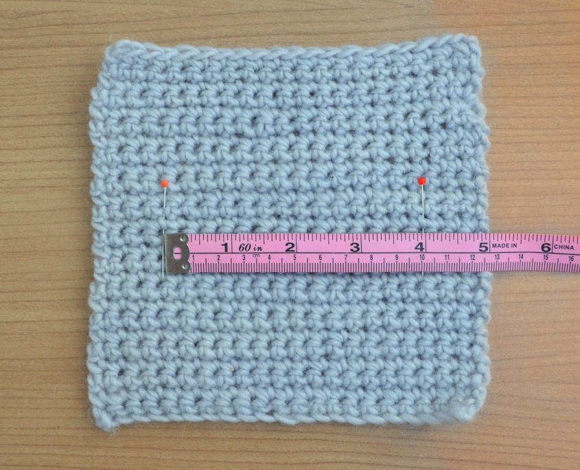 Campione a maglia o a uncinetto Campione a maglia bassa con righello per misurare la tensione