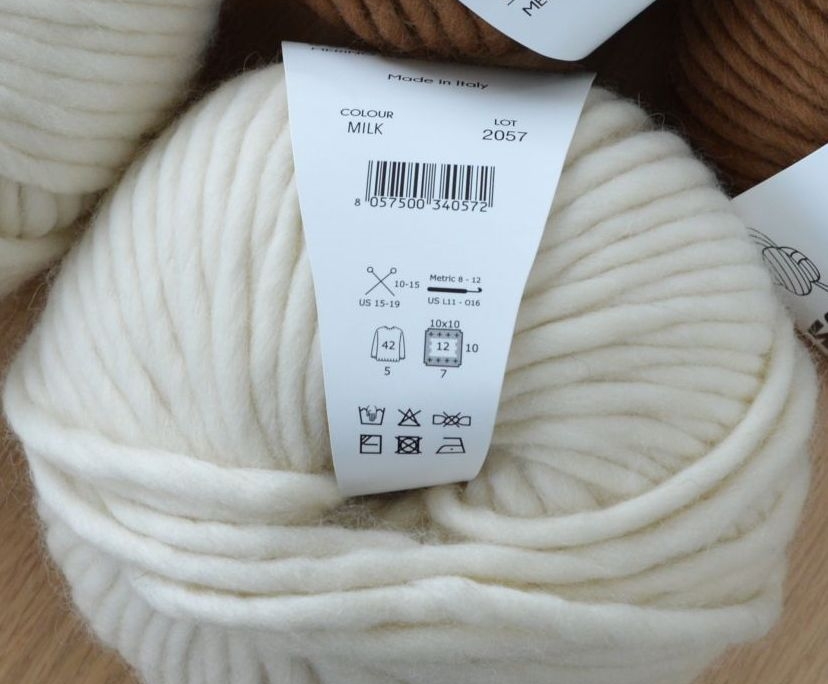 Campione a maglia o a uncinetto Fascetta di un gomitolo con indicazioni di tensione