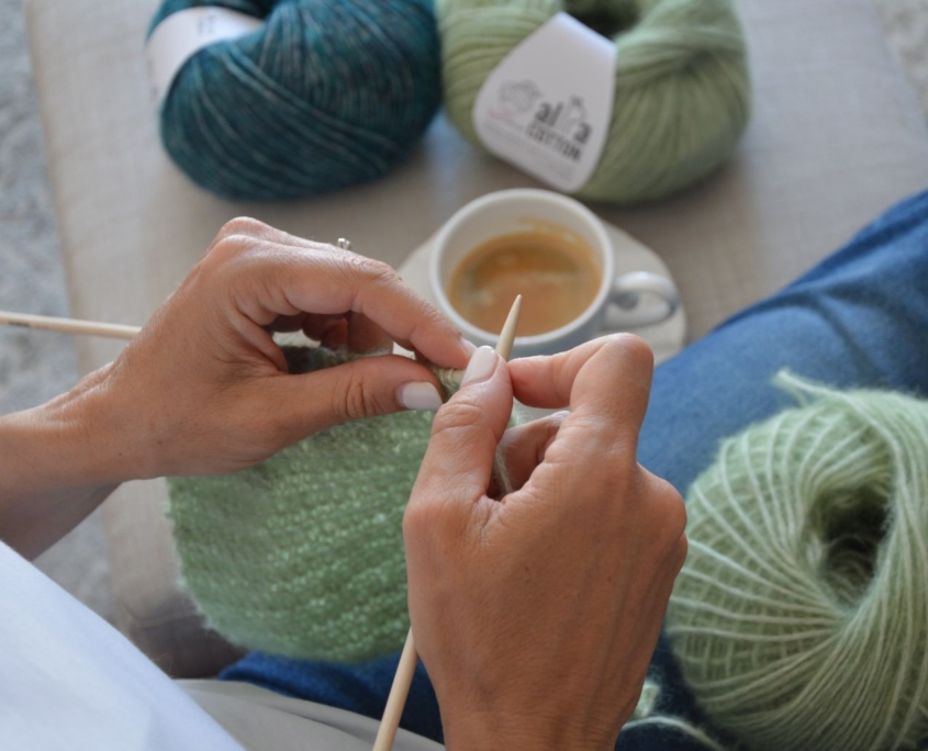 Slow knitting, mani che lavorano a maglia