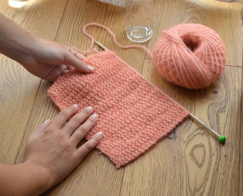 Slow knitting, mani che fanno la maglia