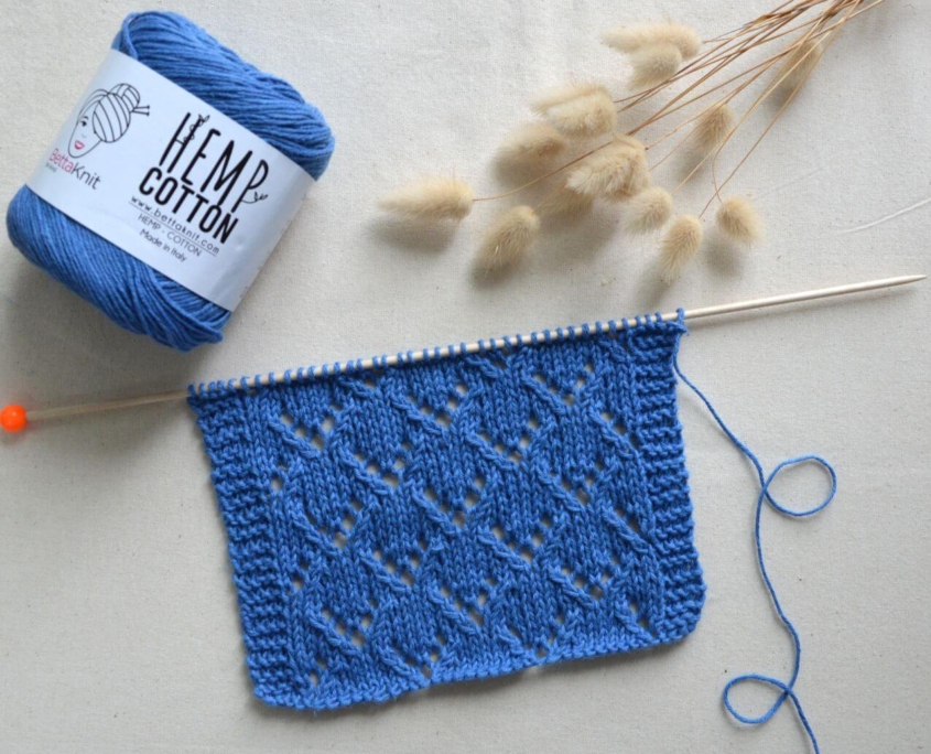 Punto Frecce Traforate lavorato ai ferri, motivi a freccia e trafori che creano un effetto delicato e traspirante