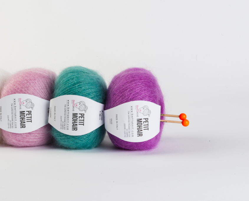 Gomitoli di Petit Mohair Bettaknit in mohair e seta, filato leggero e luminoso disponibile in più colori.