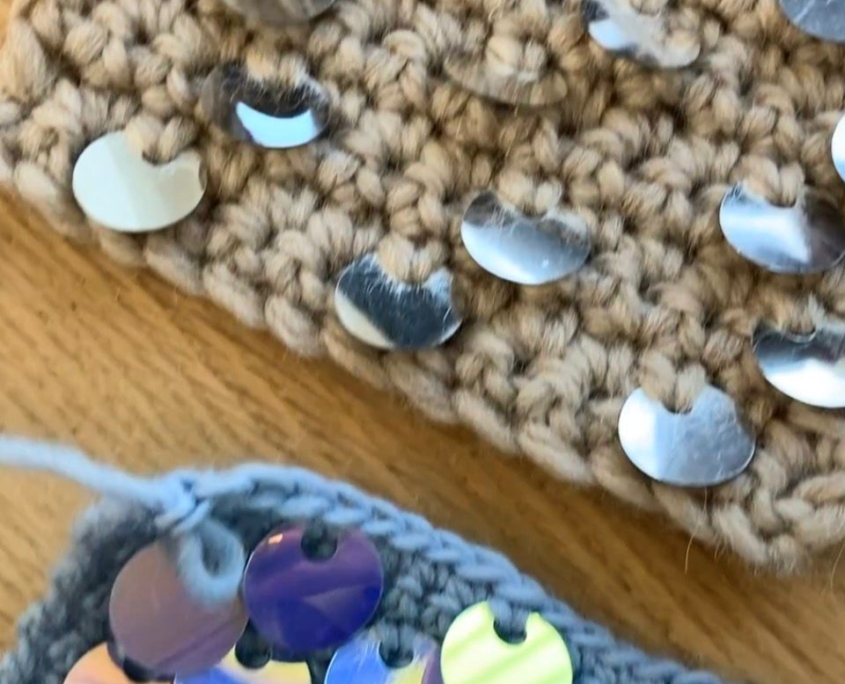Dettaglio di paillettes applicate all’uncinetto su lavorazione crochet