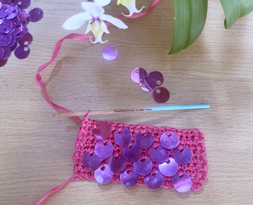paillettes per borse all'uncinetto su raffia fucsia