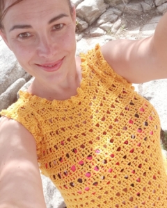 Donna che indossa un top realizzato all'uncinetto