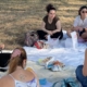 Persone che si dedicano all'uncinetto all'aperto durante un momento di creatività e relax.